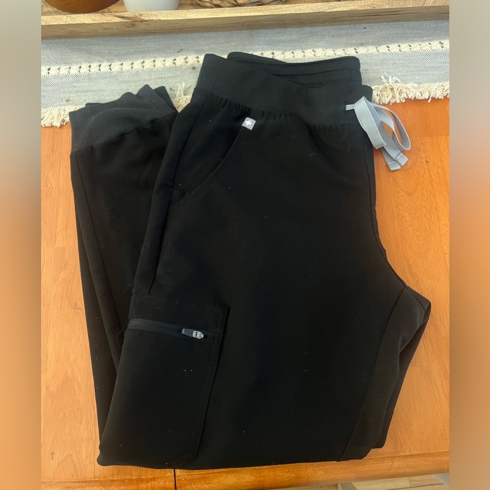 Figs Women's Skinny Scrub Pants in Black